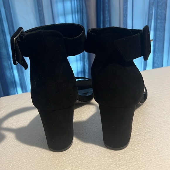 Black heels - Picture 3 of 4